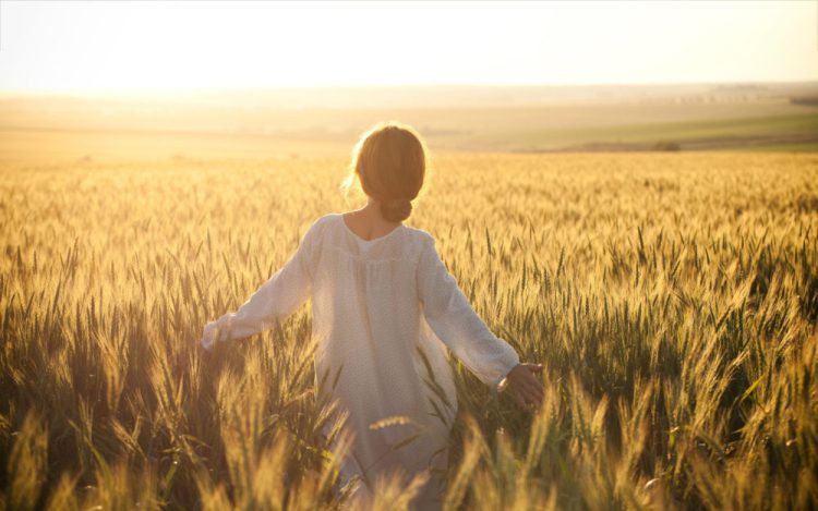 7036552-woman-walk-in-cornfield-e1519496630982